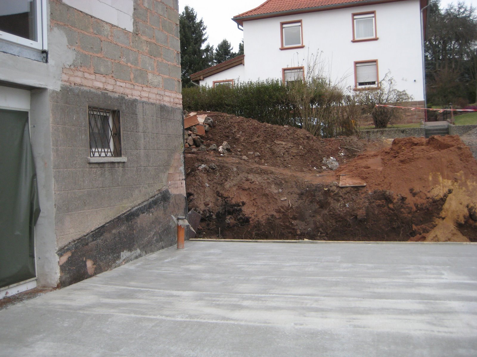 Nicole + Milo: Die Bodenplatte der Garage wird gegossen